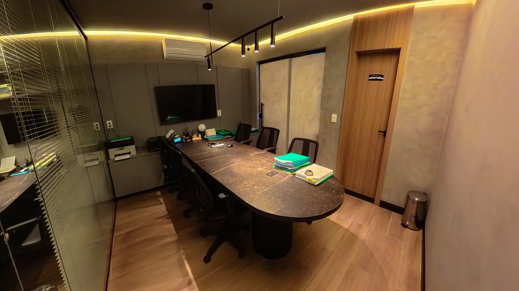 Escritório da F.Y.S com mesa de trabalho e armários